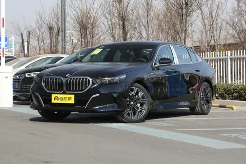 典范2021款自动进取型_为什么全新BMW 5系是中大型豪华轿车的安全典范？_为什么全新BMW 5系是中大型豪华轿车的安全典范？