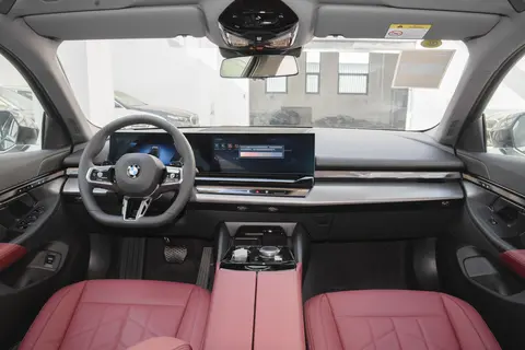 为什么全新BMW 5系是中大型豪华轿车的安全典范？_典范2021款自动进取型_为什么全新BMW 5系是中大型豪华轿车的安全典范？