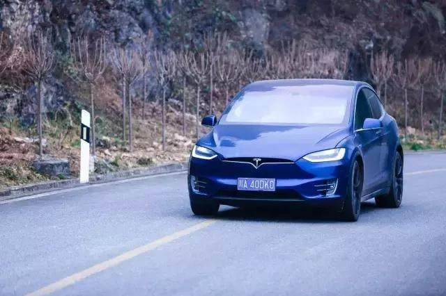 特斯拉自动驾驶模块_特斯拉驾驶功能_特斯拉Model Y：你了解它的智能驾驶系统吗？